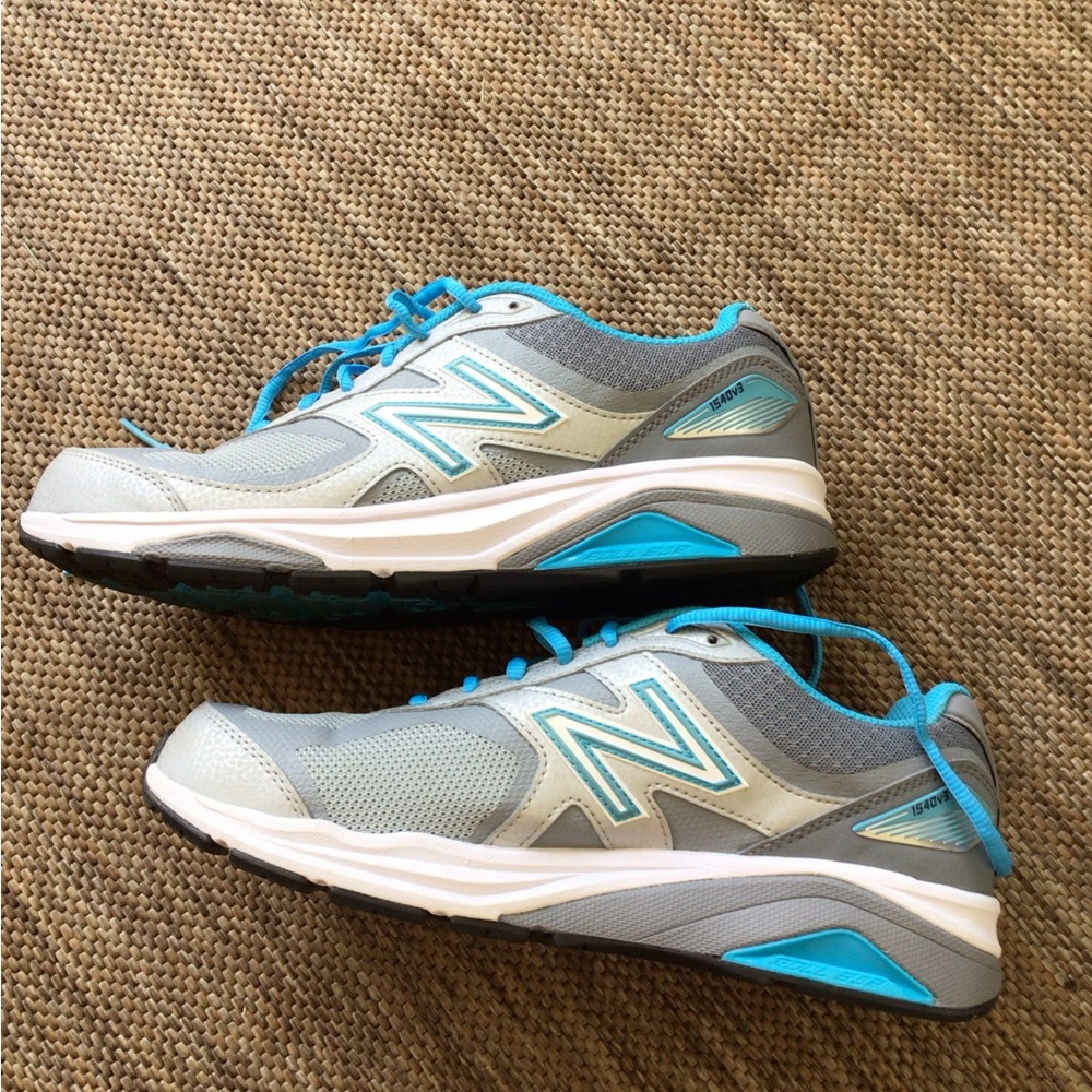 LADIES/MENS NEW BALANCE 1540v3 like new condition running shoe 10/8.5 sizing